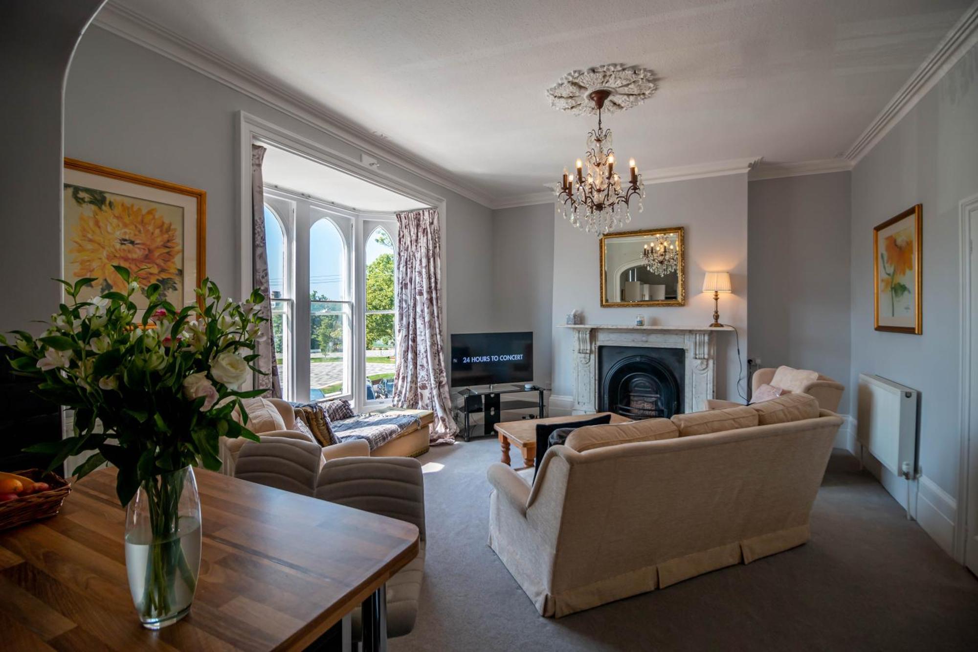 Grand 2 Bed Georgian Apartment At Florence House With King Bed, In The Heart Of Herne Bay & 300M From Beach Buitenkant foto