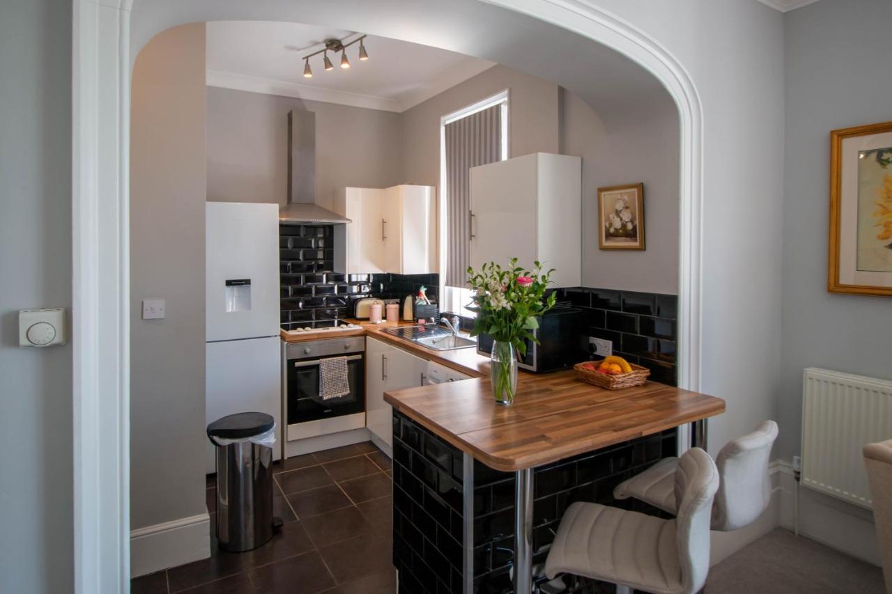 Grand 2 Bed Georgian Apartment At Florence House With King Bed, In The Heart Of Herne Bay & 300M From Beach Buitenkant foto